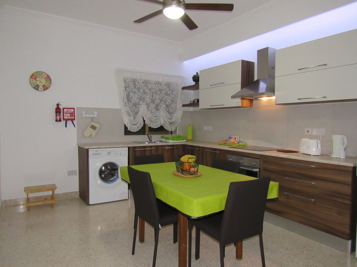 Central Studio Apartment Santa Vennera